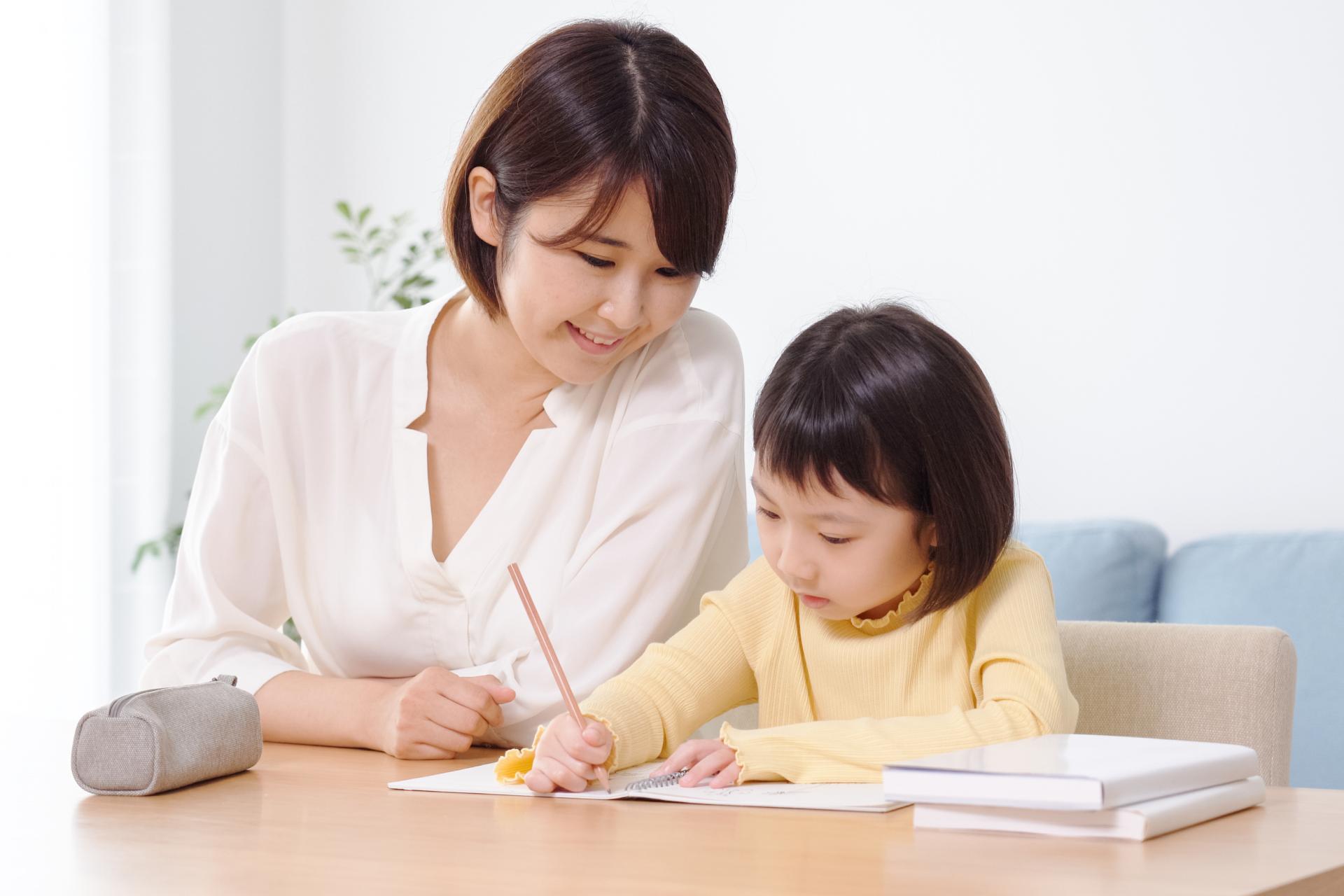 先生が生徒に勉強を教えている様子
