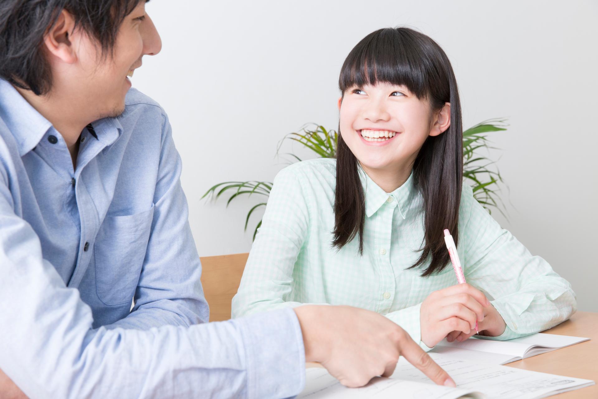 先生が生徒に勉強を教えている様子