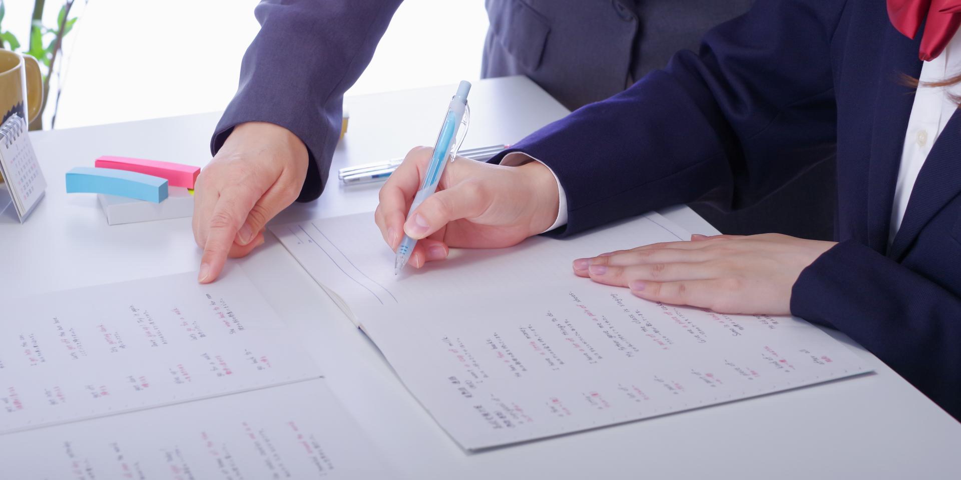 先生が生徒に勉強を教えている様子