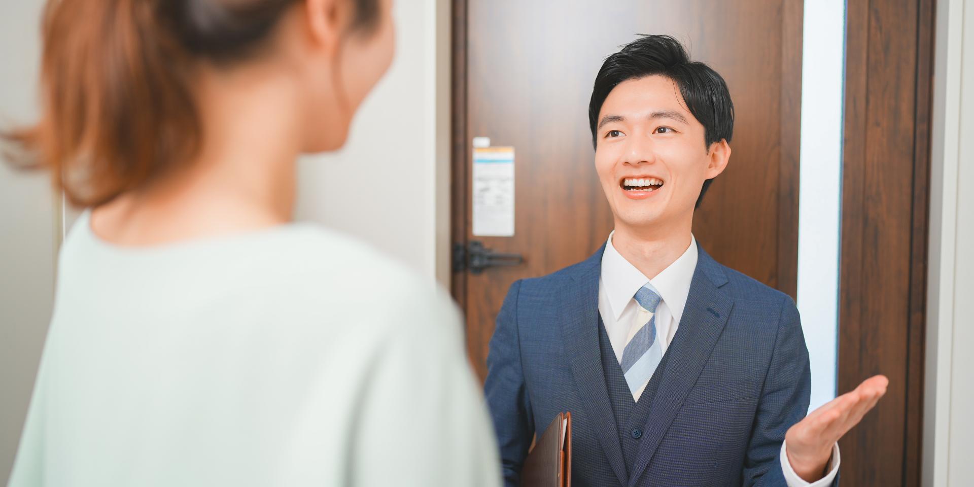 先生が生徒の親と話している様子