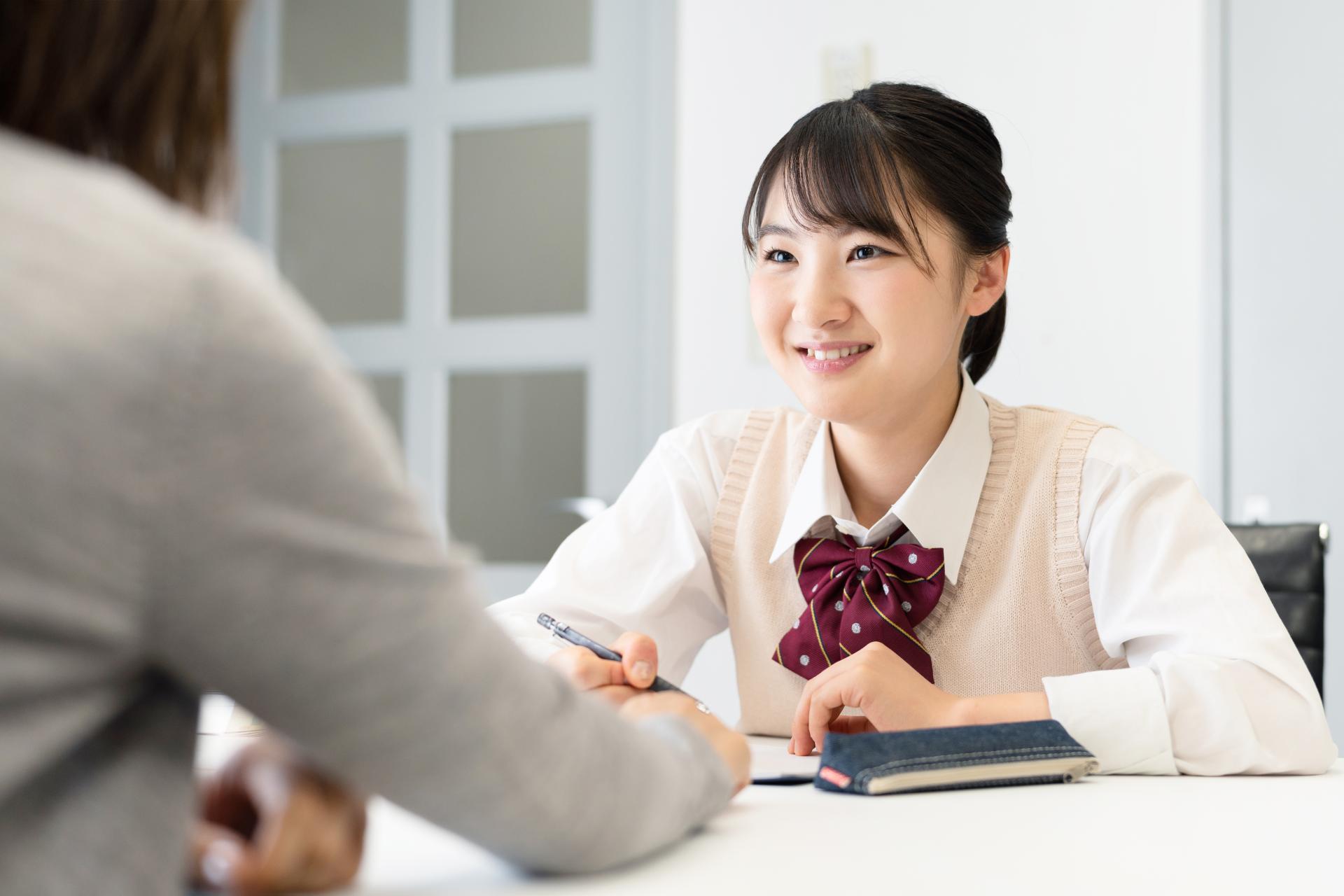 先生が生徒に勉強を教えている様子