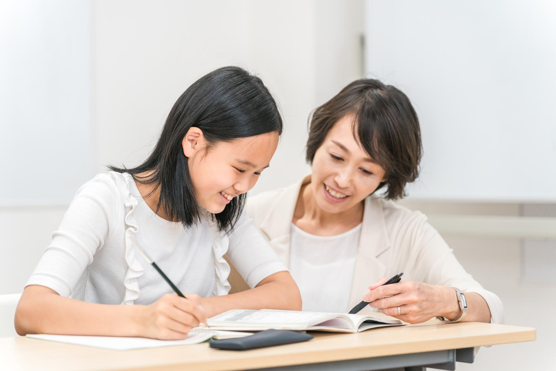 生徒に勉強を教えている様子
