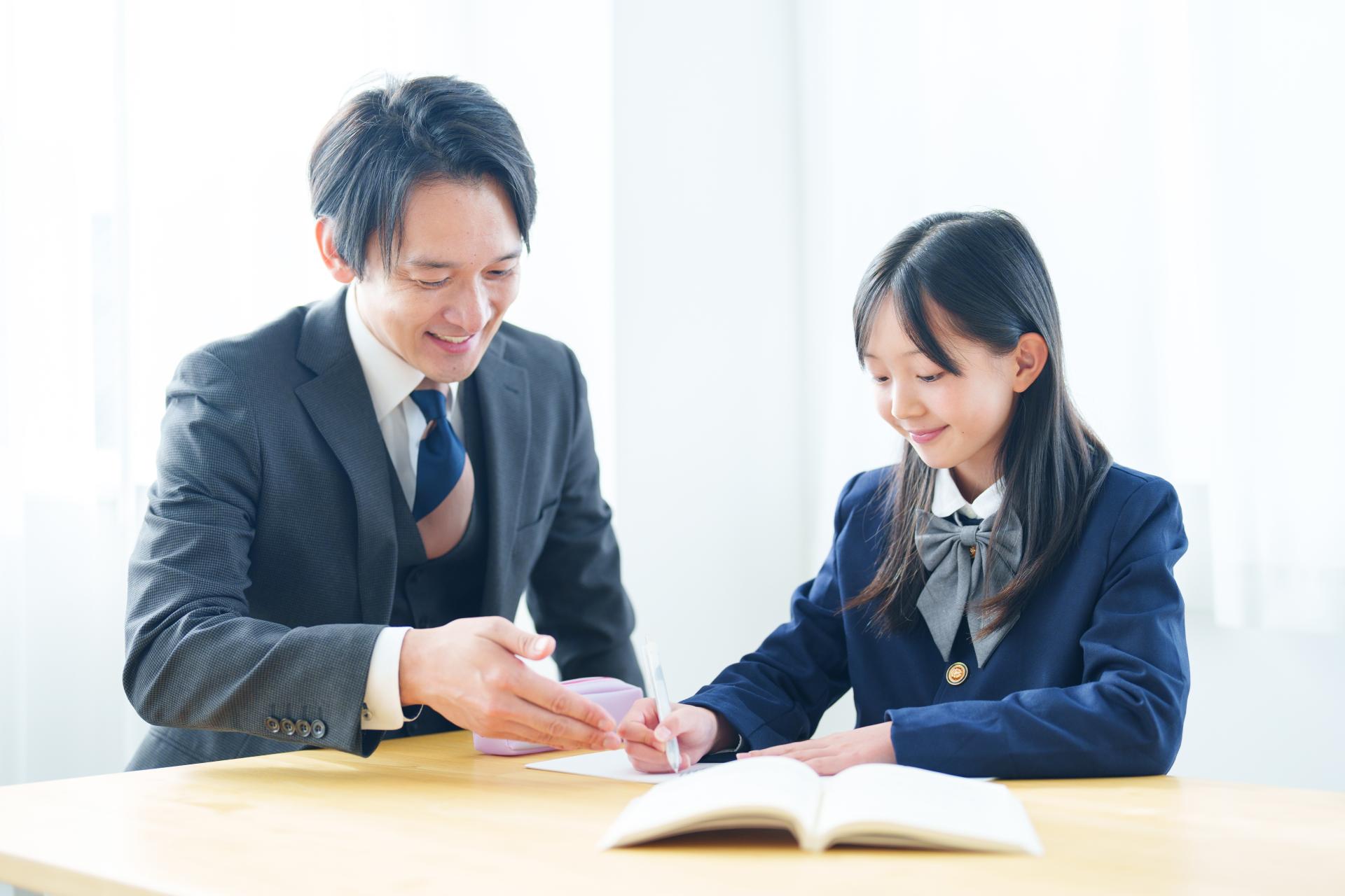 先生が生徒に勉強を教えている様子
