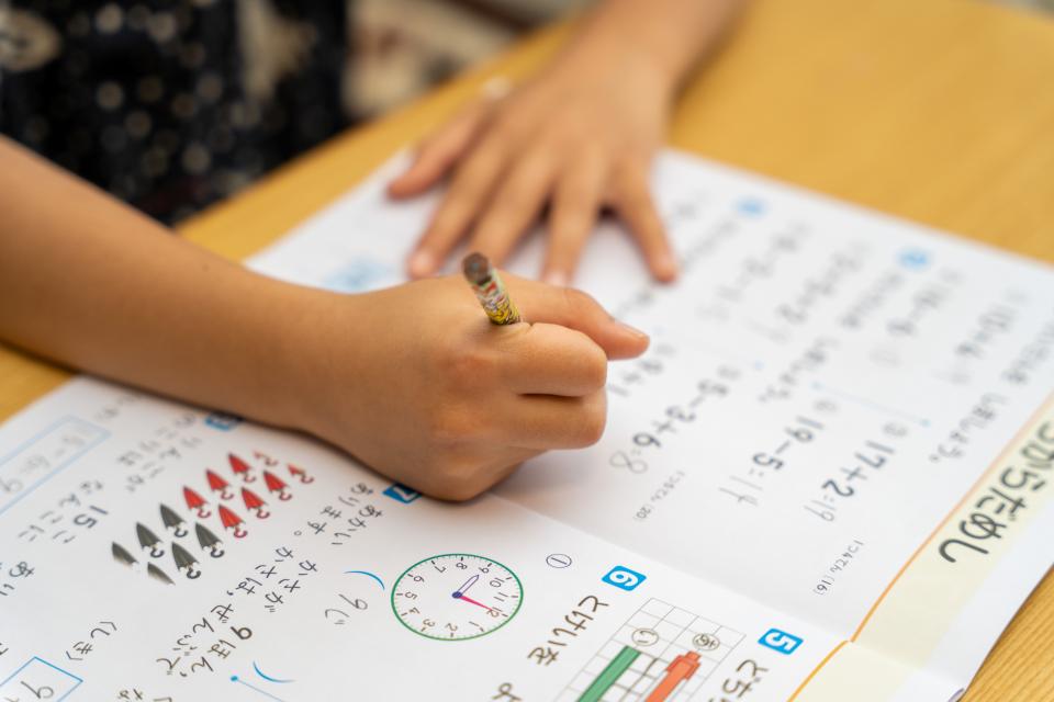 子供が勉強をしている様子