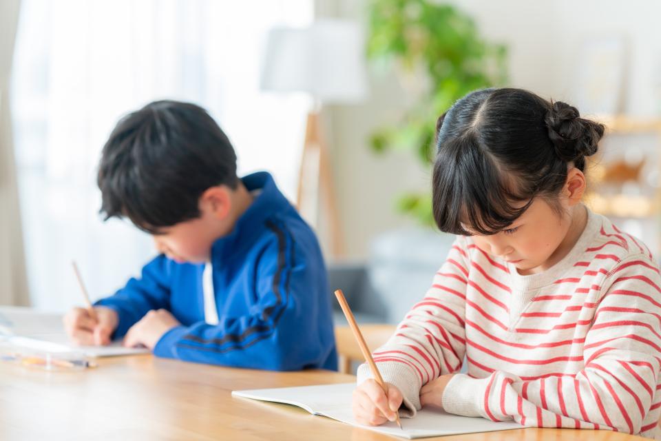 子供が家で勉強をしている様子