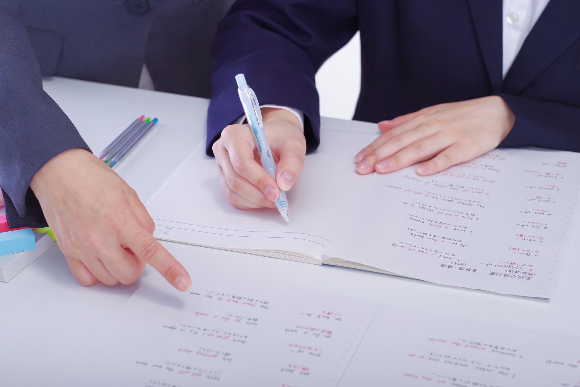 先生が生徒に勉強を教えている様子
