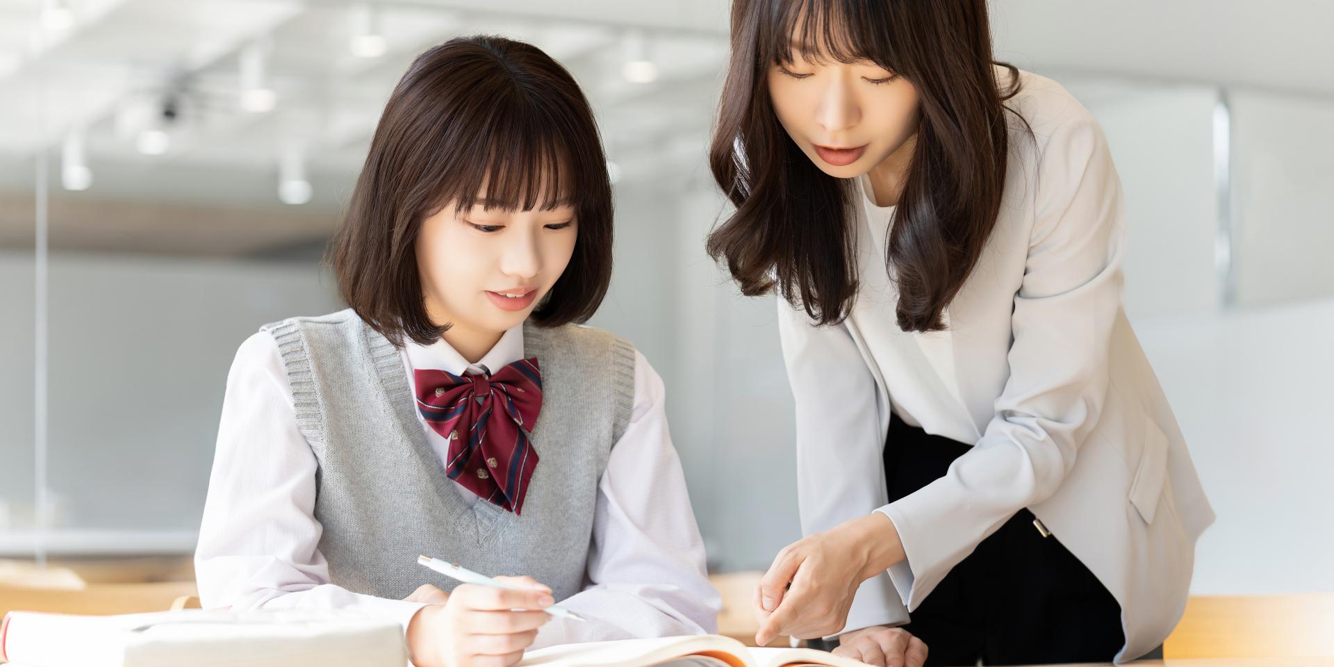 先生が生徒に勉強を教えている様子